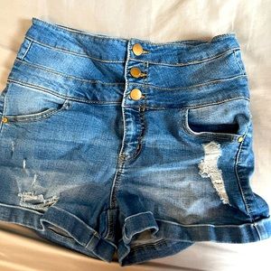 Size 5 but fits a 6 or a 4